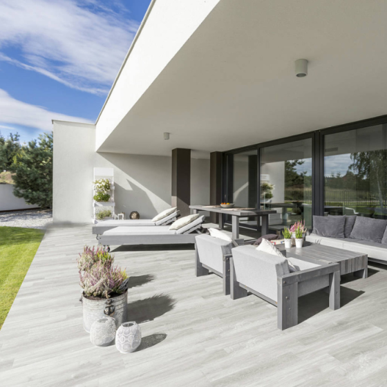 HAYEDO GRIS ANTI-SLIP 23x120cm πλακάκι τύπου ξύλου της Keros, αντιολισθητικό, ιδανικό για δάπεδα και τοίχους σε εσωτερικούς και εξωτερικούς χώρους