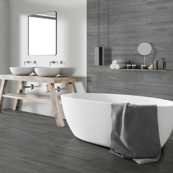 Banak Gris 23x120cm πλακάκι τύπου ξύλου της Keros σε γκρι χρώμα, ανθεκτικό πορσελάνινο πλακάκι για δάπεδα και τοίχους σε εσωτερικούς και εξωτερικούς χώρους, ιδανικό για σαλόνι, κουζίνα, μπάνιο και βεράντα