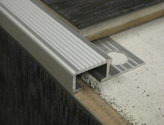 Προφίλ σκαλοπατιού αντιολισθητικό αλουμινίου
