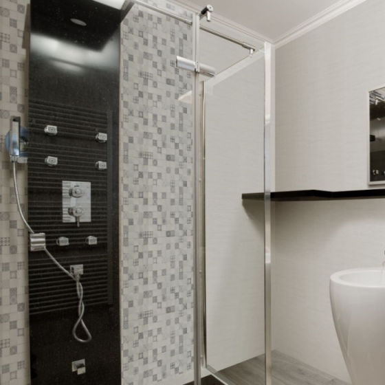 Ανάγλυφο κεραμικό πλακάκι τοίχου με γεωμετρικά μοτίβα cubik και γκρι ματ φινίρισμα από τη σειρά Tessile της KEROS.