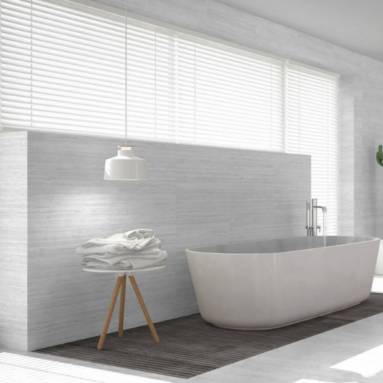 Κεραμικό πλακάκι τοίχου με ματ μαρμάρινη όψη, γκρι απόχρωση και κυματιστό ανάγλυφο σχέδιο από τη σειρά Toscana της KEROS.